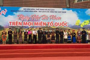 Đại biểu các dân tộc ít người tỉnh Lai Châu tham dự Ngày hội “ Sắc xuân trên mọi miền Tổ quốc” năm 2022