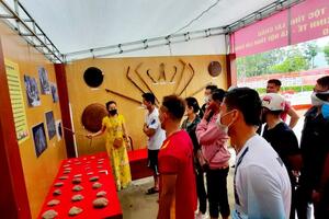 Bảo tàng tỉnh Lai Châu trưng bày hiện vật, trưng bày chuyên đề ảnh tại Lễ hội thuyền đuôi én lần thứ III, năm 2022 tại huyện Nậm Nhùn.