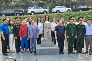 Ban tổ chức Giải vô địch quốc gia Marathon và cự ly dài Báo Tiền Phong lần thứ 64 năm 2023 cùng dàn người đẹp Việt thăm và tặng quà đồn biên phòng Huổi Luông, huyện Phong Thổ