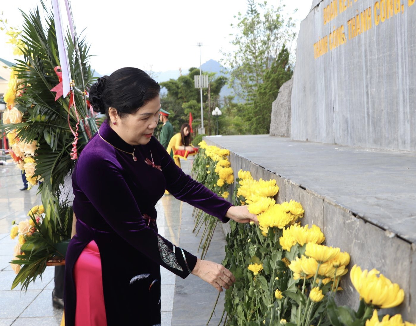 Lễ dâng hoa Tượng đài Bác Hồ với đồng bào các dân tộc Lai Châu