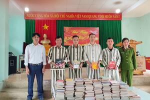 Thư viện tỉnh Lai Châu trao tặng sách cho Tủ sách dành cho phạm nhân Trại tạm giam Công an tỉnh.