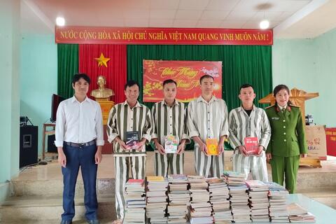 Thư viện tỉnh Lai Châu trao tặng sách cho Tủ sách dành cho phạm nhân Trại tạm giam Công an tỉnh.