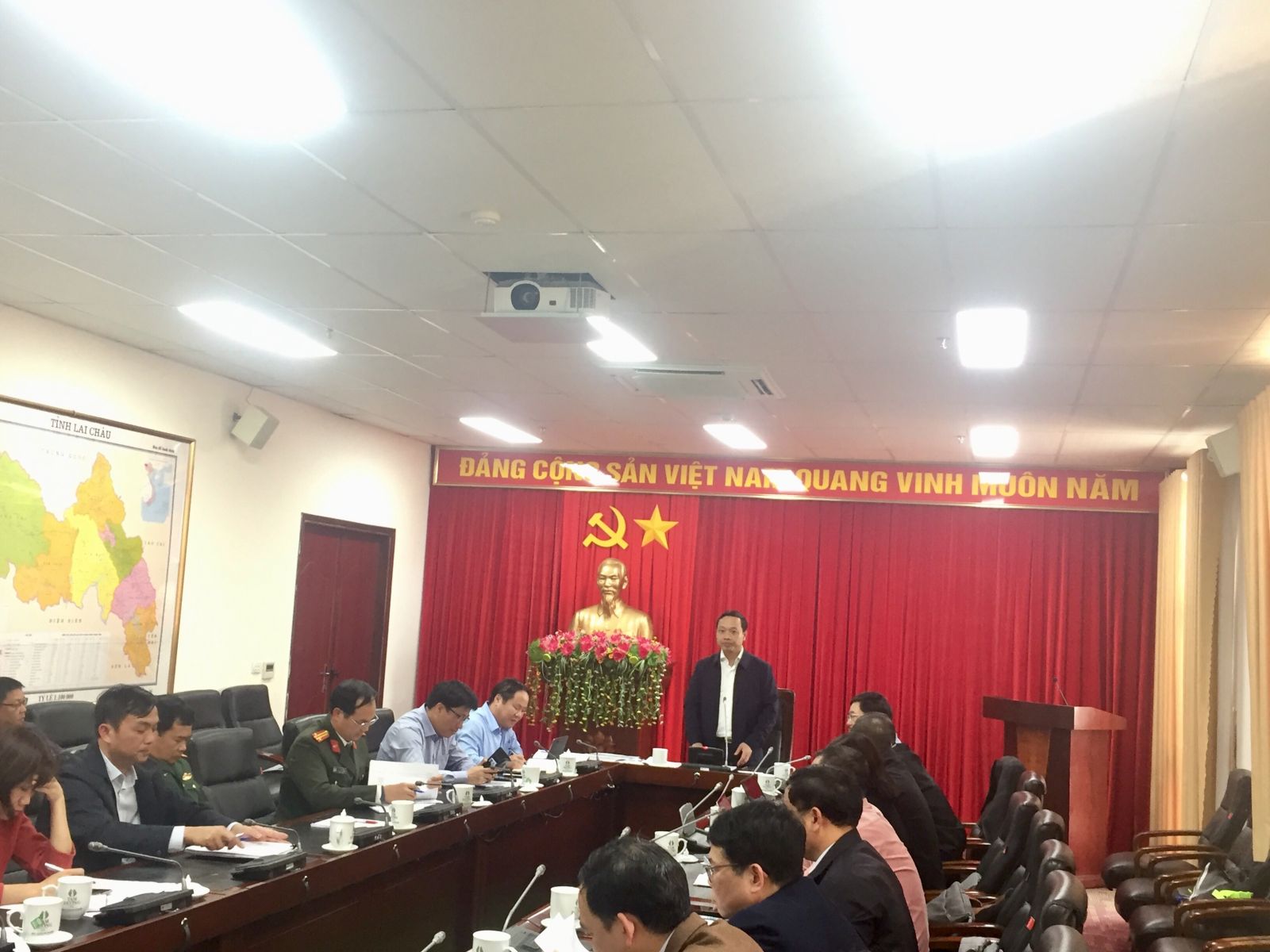 Đồng chí Trần Tiến Dũng - Phó Bí thư Tỉnh ủy, Chủ tịch UBND tỉnh chủ trì cuộc họp