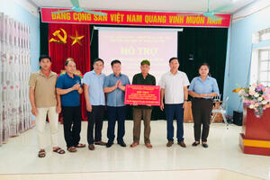 Lớp Giáo dục - Chính trị K46 (niên khoá 1996 - 2000), Trường Đại học Sư phạm Hà Nội trao quà hỗ trợ xóa nhà tạm cho hộ nghèo ở Mường Cang
