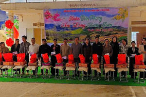 Chi đoàn Sở Văn hóa Thể thao và Du lịch tặng 26 suất quà cho các học sinh, hộ gia đình khó khăn, gia đình chính sách tại xã Bum Nưa