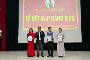 Chi bộ Trung tâm Văn hoá Nghệ thuật kết nạp thêm 03 đảng viên mới