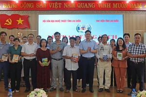 THƯ VIỆN TỈNH TIẾP NHẬN 750 CUỐN SÁCH DO HỘI VĂN HỌC NGHỆ THUẬT TỈNH TRAO TẶNG