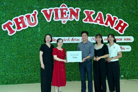 Thư viện tỉnh tặng sách cho Thư viện THPT chuyên Lê Quý Đôn