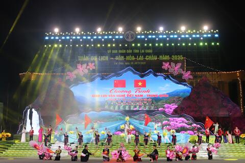 Giao lưu nghệ thuật Việt Nam – Trung Quốc tại Lai Châu: “Biên cương hữu nghị”
