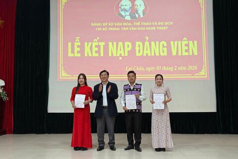 Chi bộ Trung tâm Văn hoá Nghệ thuật kết nạp thêm 03 đảng viên mới