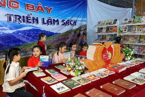 THƯ VIỆN TỈNH:  Trưng bày, triển lãm tài liệu chào mừng Lễ khai trương Chợ phiên xã Pa Tần và thành công của cuộc bầu cử HĐND các cấp