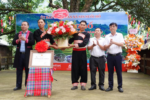 SIN SUỐI HỒ ĐÓN NHẬN GIẢI THƯỞNG DU LỊCH VIỆT NAM NĂM 2025 – “ĐIỂM DU LỊCH CỘNG ĐỒNG TỐT NHẤT”