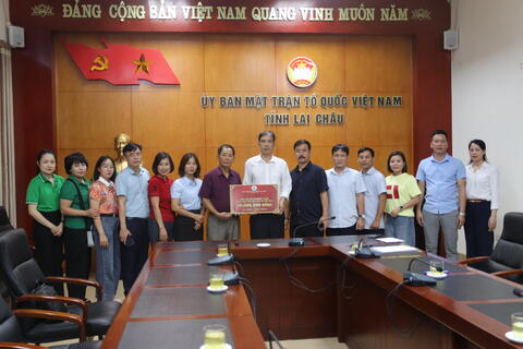 Cụm Hiệp hội Du lịch các tỉnh thành phố phía Bắc ủng hộ 132 triệu đồng và nhiều nhu yếu phẩm cho đồng bào vùng lũ xã Mường Than