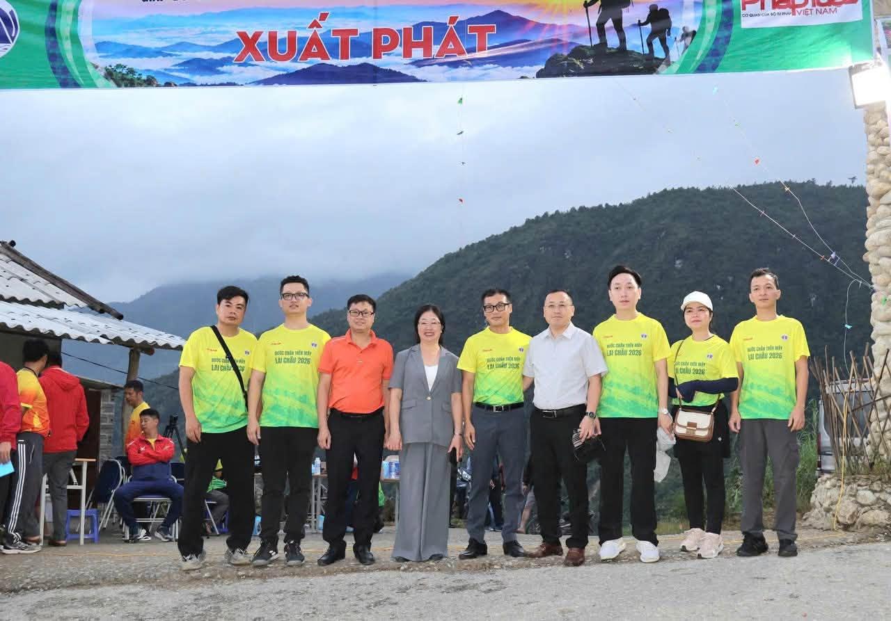 Có thể là hình ảnh về một hoặc nhiều người và văn bản