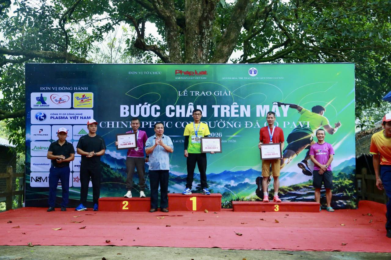 Trao giải cho vận động viên xuất sắc tại Giải leo núi 'Bước chân trên mây - Chinh phục con đường đá cổ Pa Vi'