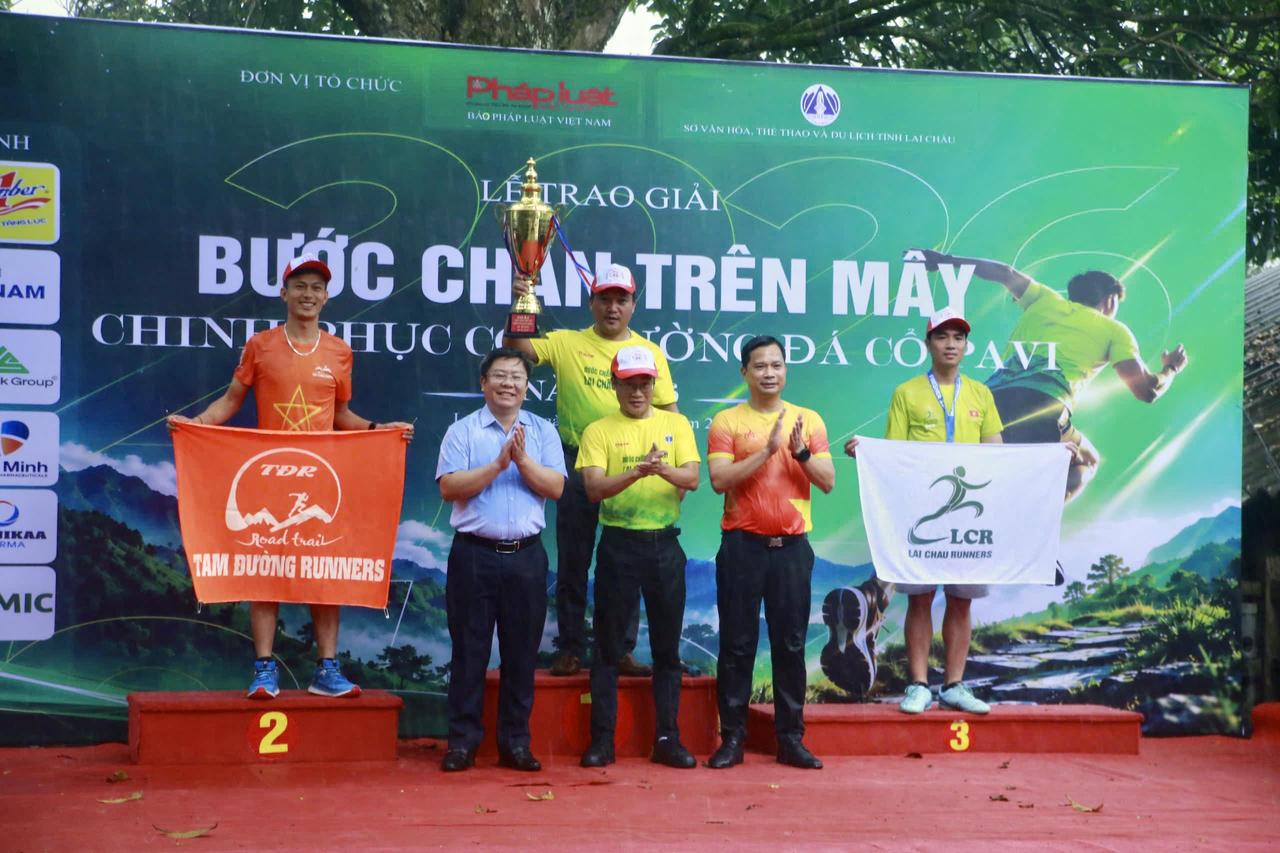 Trao giải cho vận động viên xuất sắc tại Giải leo núi 'Bước chân trên mây - Chinh phục con đường đá cổ Pa Vi'