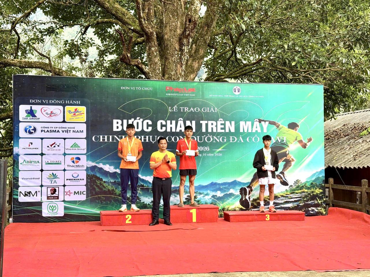 Trao giải cho vận động viên xuất sắc tại Giải leo núi 'Bước chân trên mây - Chinh phục con đường đá cổ Pa Vi'