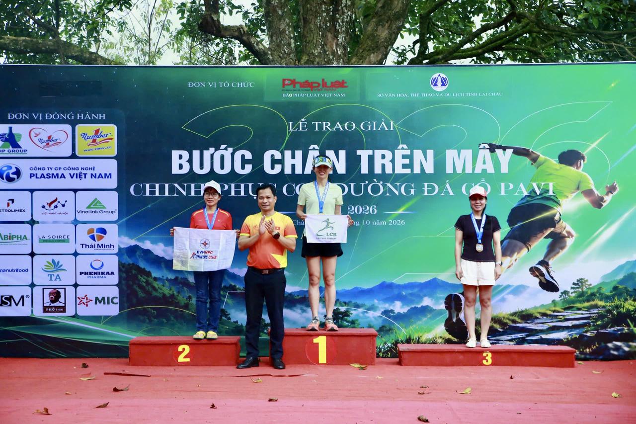 Trao giải cho vận động viên xuất sắc tại Giải leo núi 'Bước chân trên mây - Chinh phục con đường đá cổ Pa Vi'